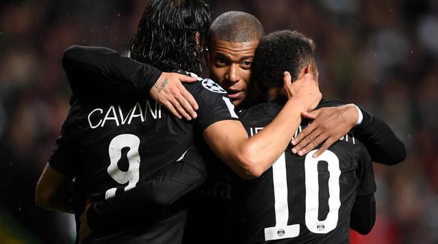 另一个半球的思念，奥斯卡晒出在家观看海港亚冠比赛照片（隔着半球的牵挂：奥斯卡在家晒图看海港亚冠）