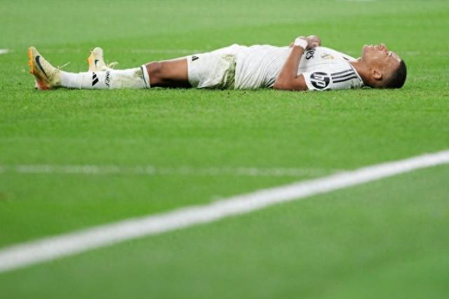 足球球员伤病更新，影响赛季表现（足球球员伤情速递，牵动赛季发挥）