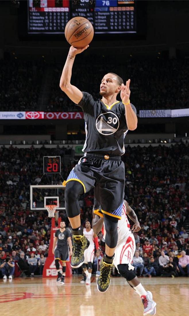 英超半场：瓦塔拉造点被吹，凯莱赫救险，小蜜蜂0-0利兹联（英超半场战况：瓦塔拉点球被取消，凯莱赫神扑救险，小蜜蜂与利兹互交白卷）