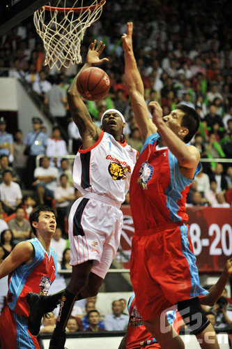 14次，维尼修斯本赛季在进攻三区内被犯规次数五大联赛最多（维尼修斯本季进攻三区被犯规14次，五大联赛之最）