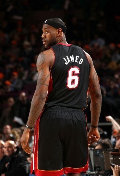 砍瓜切菜！库里内外开花包办球队7分 帮助勇士夺回场上主动（库里里外齐开火连取7分，助勇士重夺场上主动权）