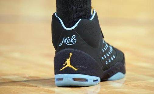 传记作者：莱万年少时常因身材自卑；他与渣叔的关系起初不好（传记作者披露：莱万少年因体型自卑，与渣叔最初关系不佳）