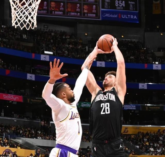 湖人炮轰裁判！詹姆斯直言尺度不一致 雷迪克称喊话联盟没人理（湖人怒斥判罚：詹姆斯批吹罚尺度不一，雷迪克称向联盟反映无人理会）