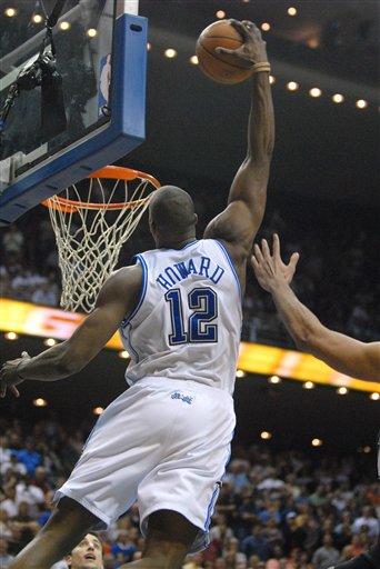 内马尔在桑托斯关键比赛中上演帽子戏法，助球队保级成功，展现坚韧与决心。（内马尔关键战戴帽护航桑托斯保级，尽显坚韧与决心）