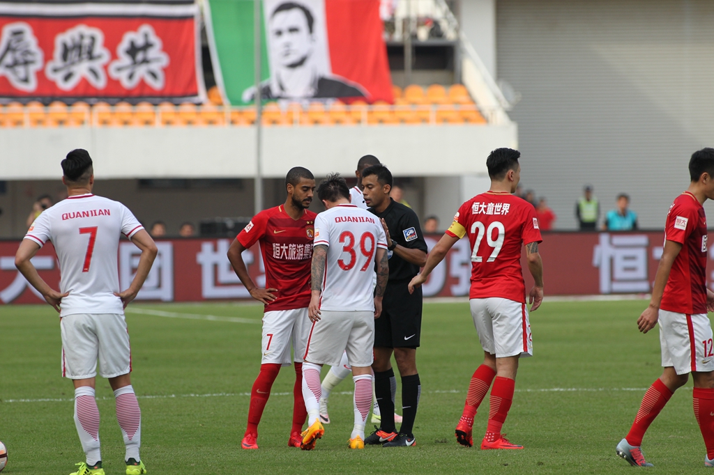 半场战报：巴西国际1-0桑托斯，帕特里克破门（半场战况：巴西国际1-0领先桑托斯，帕特里克建功）