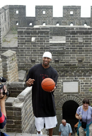 苏格兰女足队长卡思伯特与中国队比赛时头部受伤，被紧急送医（苏格兰女足队长卡思伯特在对阵中国队时头部受伤，已被紧急送医）