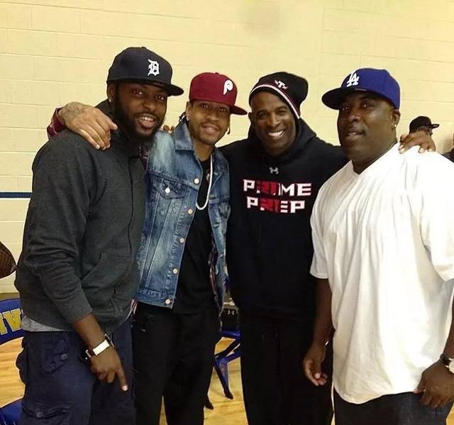 广州小学生观战轮椅篮球赛为运动员加油（广州小学生现场观赛轮椅篮球，为运动员加油助威）