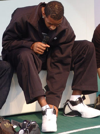 米切尔·罗宾逊本赛季进攻篮板率32% 而罚球命中率仅20%（米切尔·罗宾逊本季进攻篮板率高达32%，罚球命中率却仅20%）