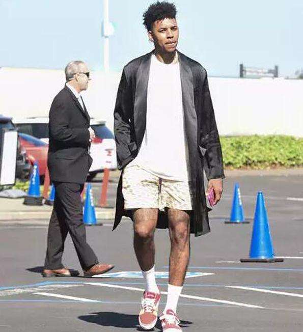 申京背打碾压勾手反超（申京背身强攻碾压，勾手命中反超比分）