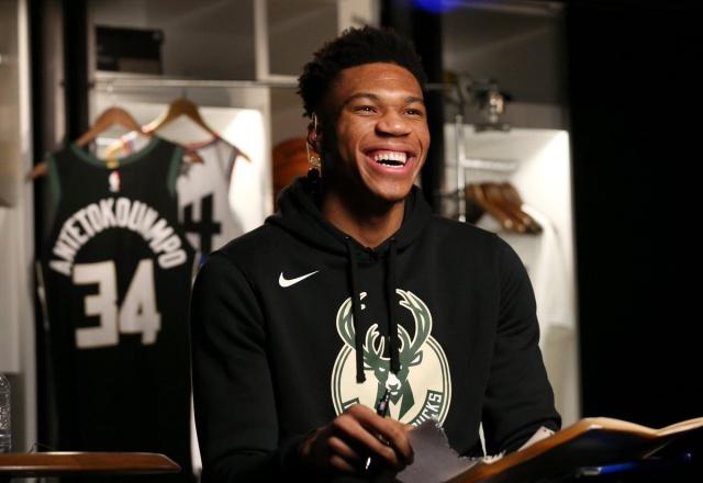 萨里：VAR工作区可以放到替补席对面，否则容易造成冲突（萨里建议将VAR区域设在替补席对侧，以免引发冲突）